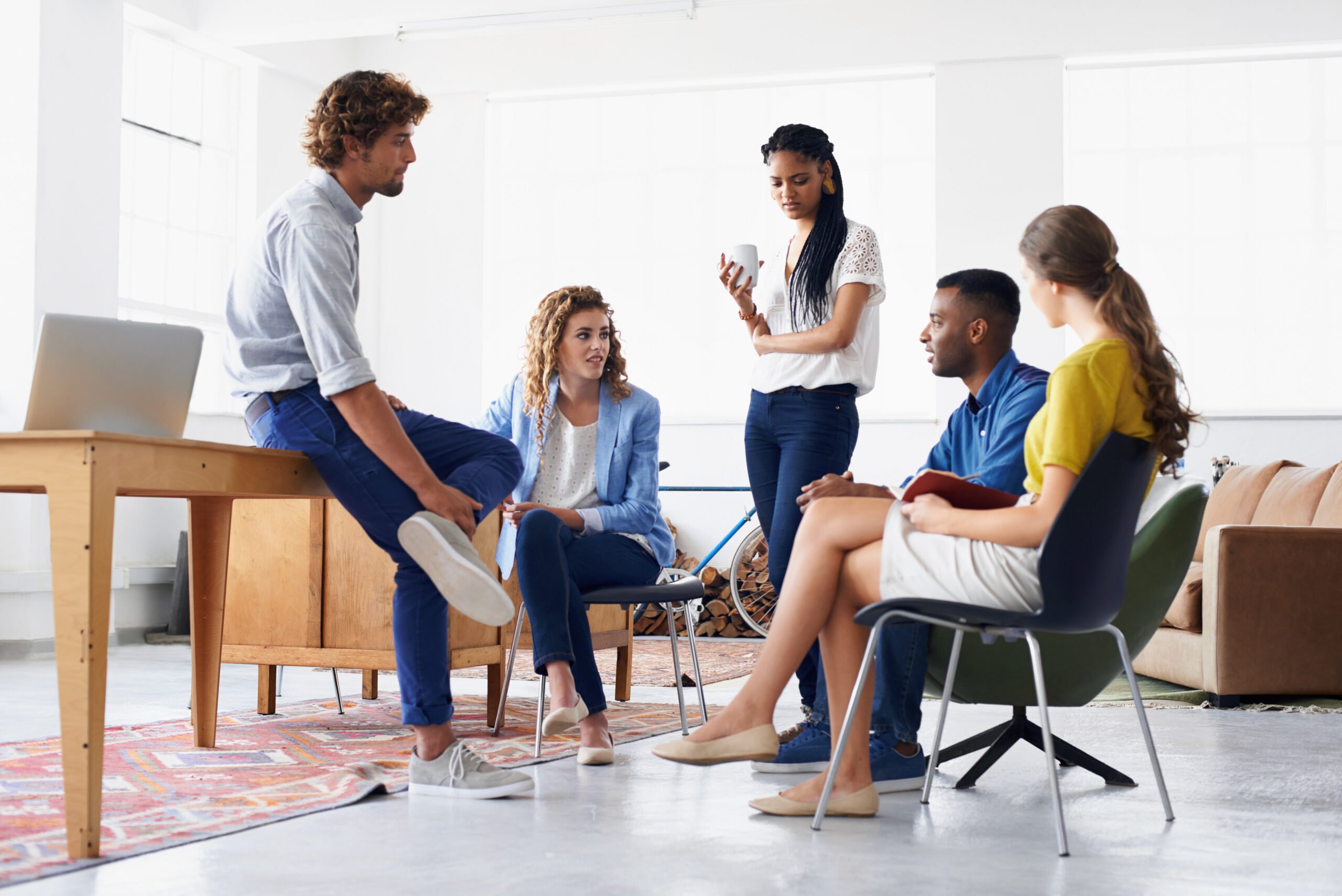 Personas reunidas en una oficina conversando en español