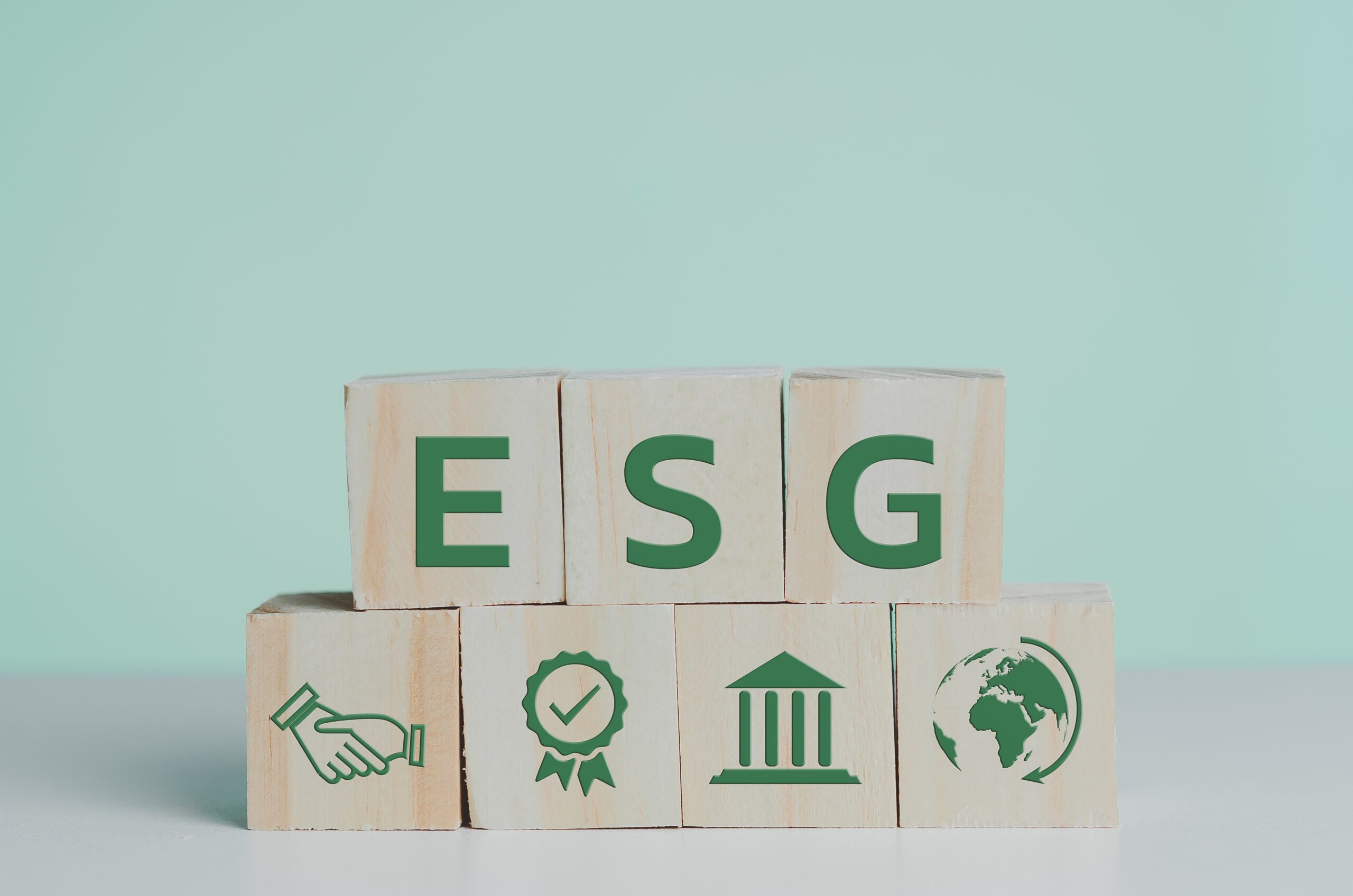 cubos de madera con las iniciales ESG