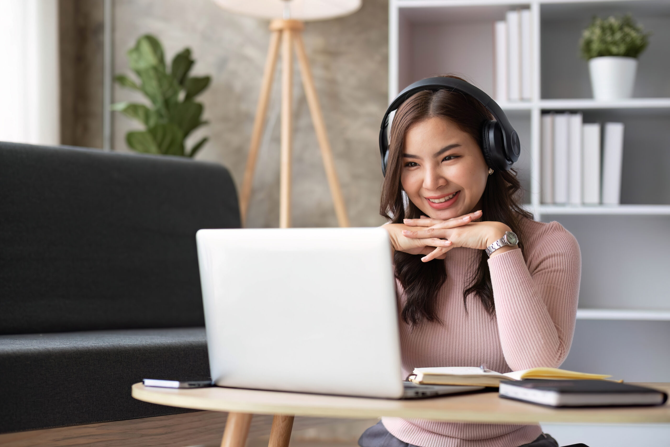 mujer tomando clases de español online